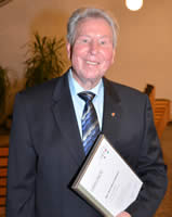 Karl-Horst Heilmann mit Urkunde